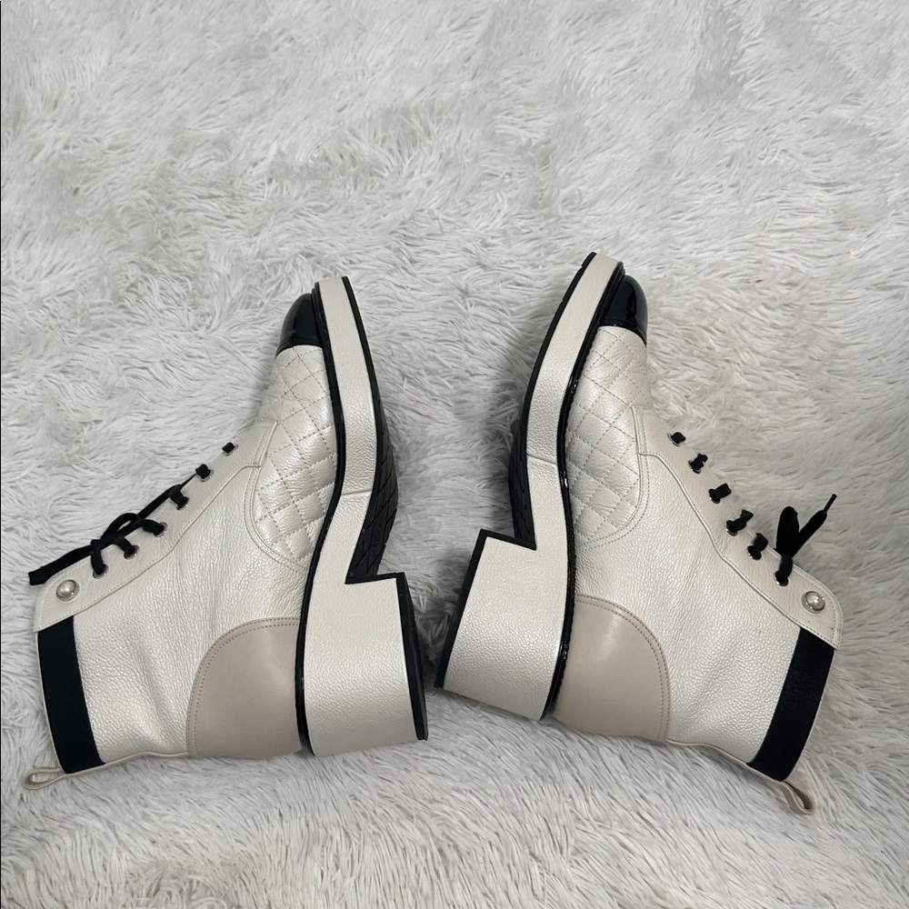 ❤️ AUTHENTIC! Chanel White Leather Lace Up Boots with Faux Pearl Detail - Picture 9 of 15